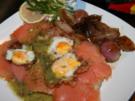 Räucherlachs mit Honigschalotten auf Toast - Rezept