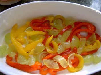 Rezept: Fisch: Alaska Seelachs mit Feta, Paprika und Trauben Fisch: Alaska Seelachs mit Feta, Paprika und Trauben - Rezept