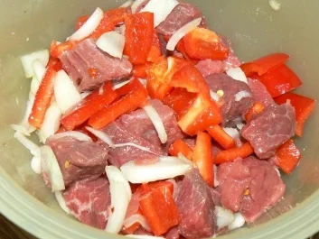 mariniertes Rindergulasch mit Bandnudeln - Rezept - Bild Nr. 2