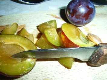 Obstsalat: Balsamico-Zwetgschen - Rezept - Bild Nr. 3