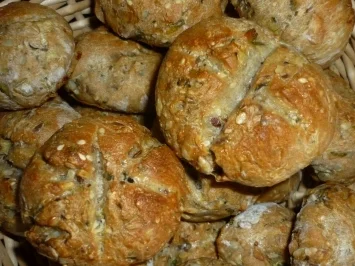 Zucchini-Kräuter-Brötchen - Rezept