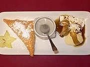 Rezept: Mozzarella in Blätterteig mit süßer Rosensoße, dazu Vanilleeis mit Kürbiskernöl Mozzarella in Blätterteig mit süßer Rosensoße, dazu Vanilleeis mit Kürbiskernöl - Rezept