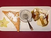 Rezept: Mozzarella in Blätterteig mit süßer Rosensoße, dazu Vanilleeis mit Kürbiskernöl Mozzarella in Blätterteig mit süßer Rosensoße, dazu Vanilleeis mit Kürbiskernöl - Rezept