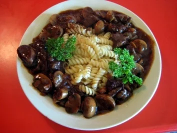 Rezept: Feines Rindergulasch mit Pilzen Feines Rindergulasch mit Pilzen - Rezept