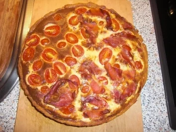 Rezept: Kirschtomaten Tarte mit Seranoschinken und Pinienkernen Kirschtomaten Tarte mit Seranoschinken und Pinienkernen - Rezept