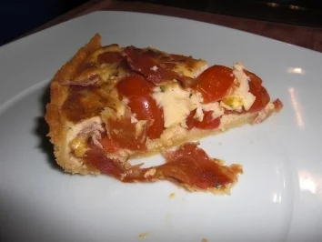 Rezept: Kirschtomaten Tarte mit Seranoschinken und Pinienkernen Bild Nr. 2 Kirschtomaten Tarte mit Seranoschinken und Pinienkernen - Rezept - Bild Nr. 2