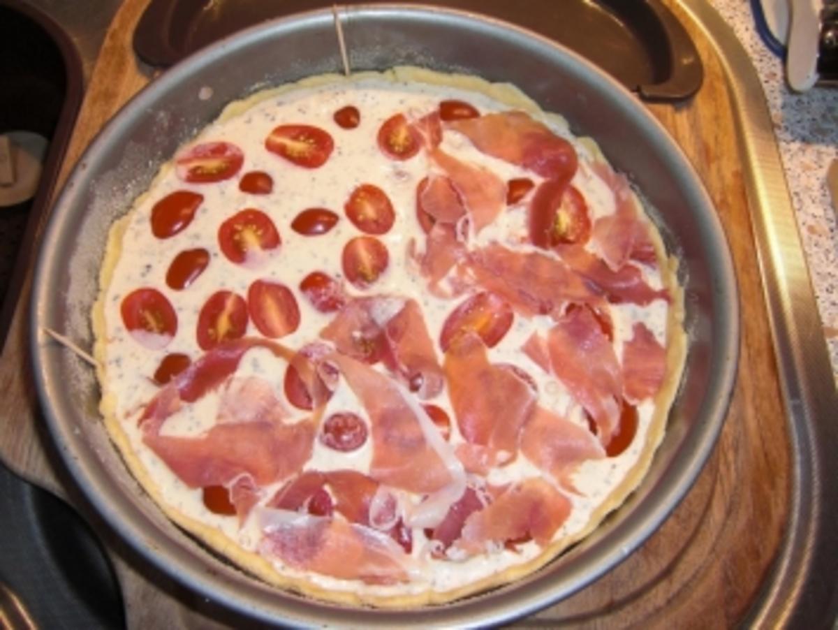 Kirschtomaten Tarte mit Seranoschinken und Pinienkernen - Rezept - Bild Nr. 3