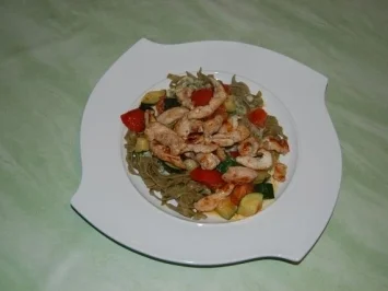 Basilikumnudeln mit gebratenen Putenstreifen, Zucchini und Tomatenwürfel in Kräutersahnesoße - Rezept