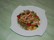 Basilikumnudeln mit gebratenen Putenstreifen, Zucchini und Tomatenwürfel in Kräutersahnesoße - Rezept