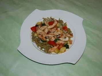 Basilikumnudeln mit gebratenen Putenstreifen, Zucchini und Tomatenwürfel in Kräutersahnesoße - Rezept - Bild Nr. 2