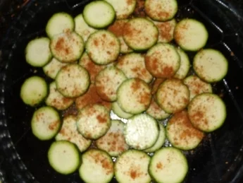 Maultaschenecken auf Zucchini-Tomatenbett mit zweierlei Käse überbacken - Rezept - Bild Nr. 2