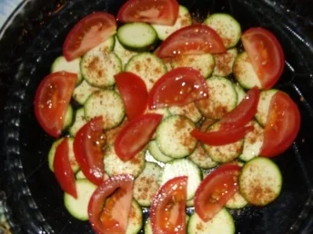 Maultaschenecken auf Zucchini-Tomatenbett mit zweierlei Käse überbacken - Rezept - Bild Nr. 3