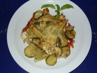 Maultaschenecken auf Zucchini-Tomatenbett mit zweierlei Käse überbacken - Rezept - Bild Nr. 7