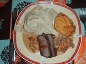 Straussenbraten mit Rahmsauce und Eierschwämmen, Zuccetti Pikata, frische Nudeln - Rezept