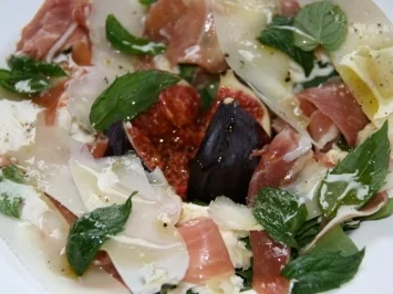 Rucolasalat mit Feigen, Mozzarella, Parmesan - Rezept