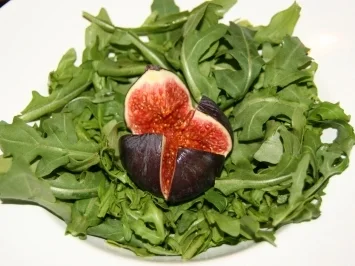 Rucolasalat mit Feigen, Mozzarella, Parmesan - Rezept - Bild Nr. 3