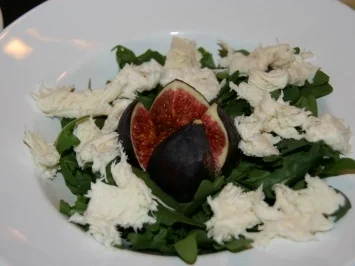 Rucolasalat mit Feigen, Mozzarella, Parmesan - Rezept - Bild Nr. 4