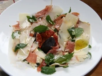 Rucolasalat mit Feigen, Mozzarella, Parmesan - Rezept - Bild Nr. 5