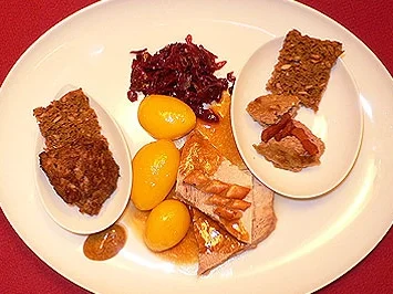 Warme Leberpastete mit Bacon, Mini-Frikadellen mit Rotkohl und Krustenbraten - Rezept