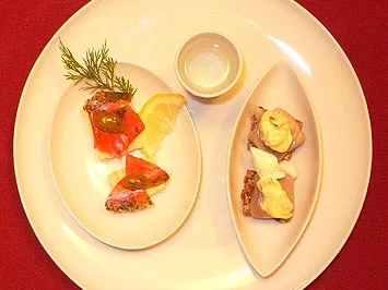 Gebeizter Lachs mit Dill-Honig-Senf und Hering mit Currysalat und Ei - Rezept