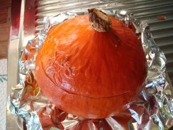 Hauptgericht - Hack - Hokkaido - gefüllt - mit Knoblauchnudeln und Kräutersauce - Rezept - Bild Nr. 2