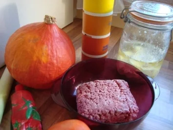 Hauptgericht - Hack - Hokkaido - gefüllt - mit Knoblauchnudeln und Kräutersauce - Rezept - Bild Nr. 4