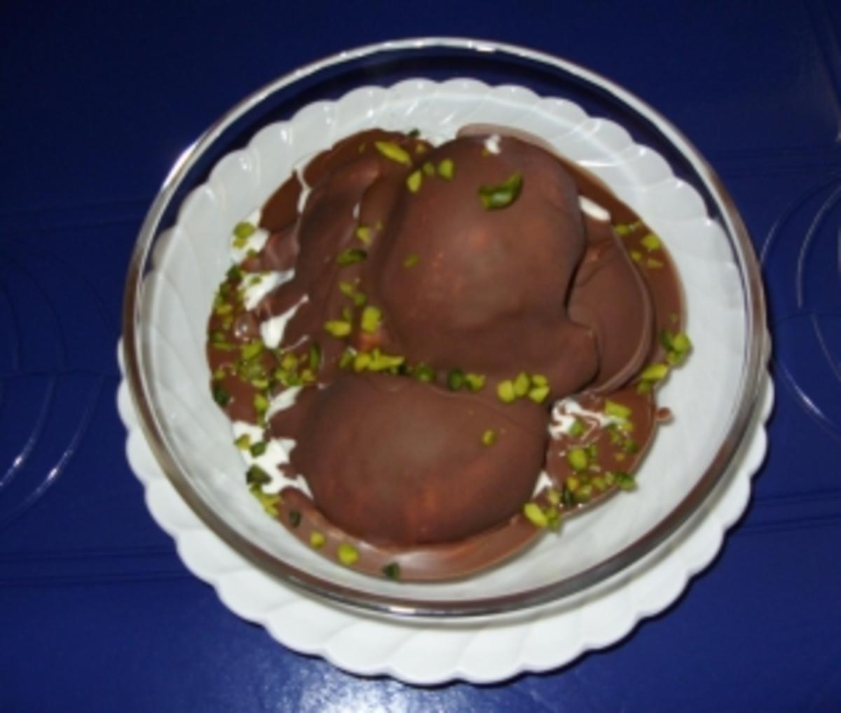 Joghurt-Sahne-Eis mit Schokoladenüberzug und Pistazienkerne - Rezept
