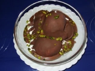 Rezept: Joghurt-Sahne-Eis mit Schokoladenüberzug und Pistazienkerne Joghurt-Sahne-Eis mit Schokoladenüberzug und Pistazienkerne - Rezept