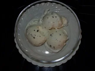 Rezept: Joghurt-Sahne-Eis mit Schokoladenüberzug und Pistazienkerne Bild Nr. 2 Joghurt-Sahne-Eis mit Schokoladenüberzug und Pistazienkerne - Rezept - Bild Nr. 2