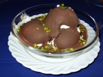 Rezept: Joghurt-Sahne-Eis mit Schokoladenüberzug und Pistazienkerne Bild Nr. 4 Joghurt-Sahne-Eis mit Schokoladenüberzug und Pistazienkerne - Rezept - Bild Nr. 4