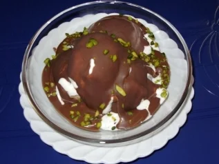 Rezept: Joghurt-Sahne-Eis mit Schokoladenüberzug und Pistazienkerne Bild Nr. 5 Joghurt-Sahne-Eis mit Schokoladenüberzug und Pistazienkerne - Rezept - Bild Nr. 5