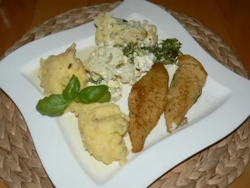 Broccoli-Blumenkohlauflauf mit Kartoffel-Zwiebelpüree und leckerem Fisch - Rezept