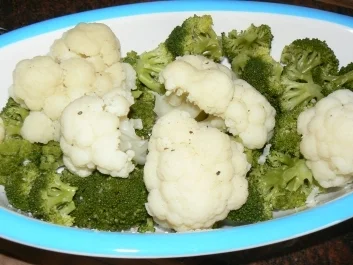 Broccoli-Blumenkohlauflauf mit Kartoffel-Zwiebelpüree und leckerem Fisch - Rezept - Bild Nr. 3