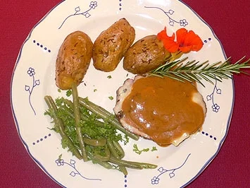 Rezept: Lammkeule mit grünen Bohnen und Morsumer Blechkartoffeln mit Kümmel Lammkeule mit grünen Bohnen und Morsumer Blechkartoffeln mit Kümmel - Rezept