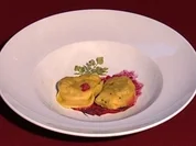 Shrimp-Safran-Tortellini an Rote-Bete-Schaum - Rezept