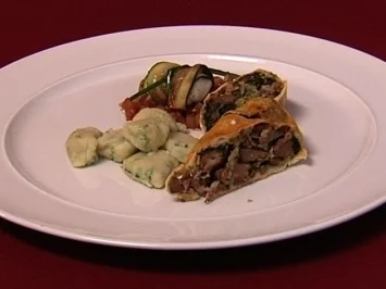 Lammschnecken mit Rucola-Gnocchi, Zucchini-Röllchen und Tomaten-Vinaigrette - Rezept