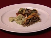 Lammschnecken mit Rucola-Gnocchi, Zucchini-Röllchen und Tomaten-Vinaigrette - Rezept