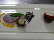 Litschi-Ragout mit Pflaumenweinespuma, garniert mit Pitahaya und Rambutan - Rezept