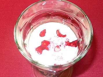 Rezept: Sylter Rote Grütze mit Eis und Sahne - Ruarbrii me Is en Fleten Sylter Rote Grütze mit Eis und Sahne - Ruarbrii me Is en Fleten - Rezept