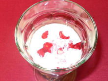 Sylter Rote Grütze mit Eis und Sahne - Ruarbrii me Is en Fleten - Rezept
