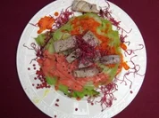 Eisbergsalat-Rosette mit rosa gebratenem Tunfisch und rosa Tapenade-Dressing - Rezept