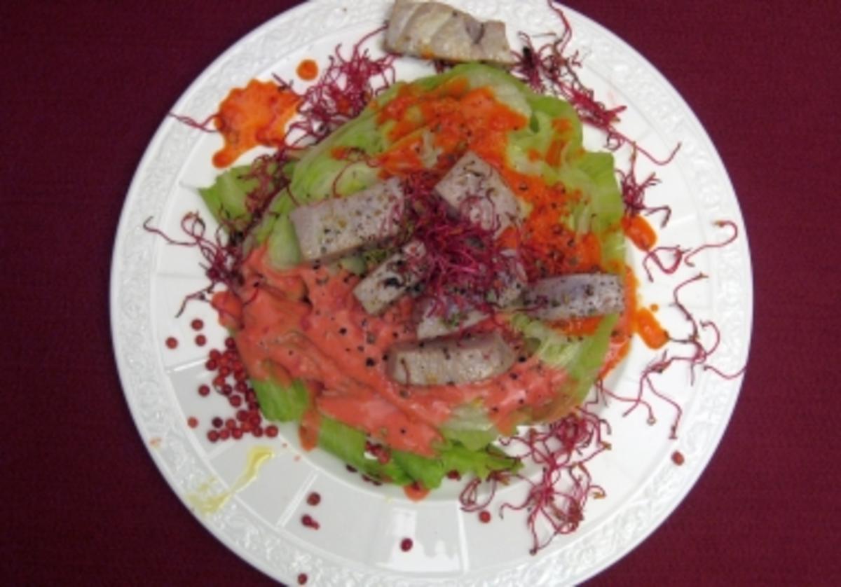 Eisbergsalat-Rosette mit rosa gebratenem Tunfisch und rosa
Tapenade-Dressing - Rezept Gesendet von Das perfekte Dinner