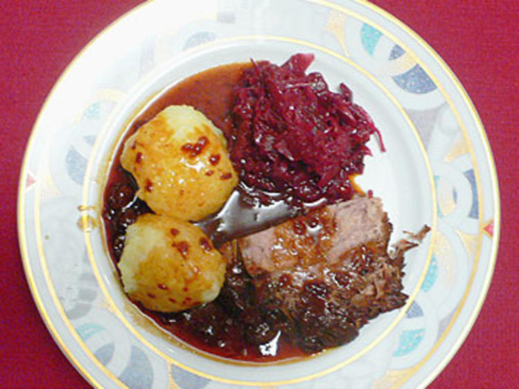 Rheinischer Sauerbraten nach Großmutters Art mit Klößen und Rotkraut ...
