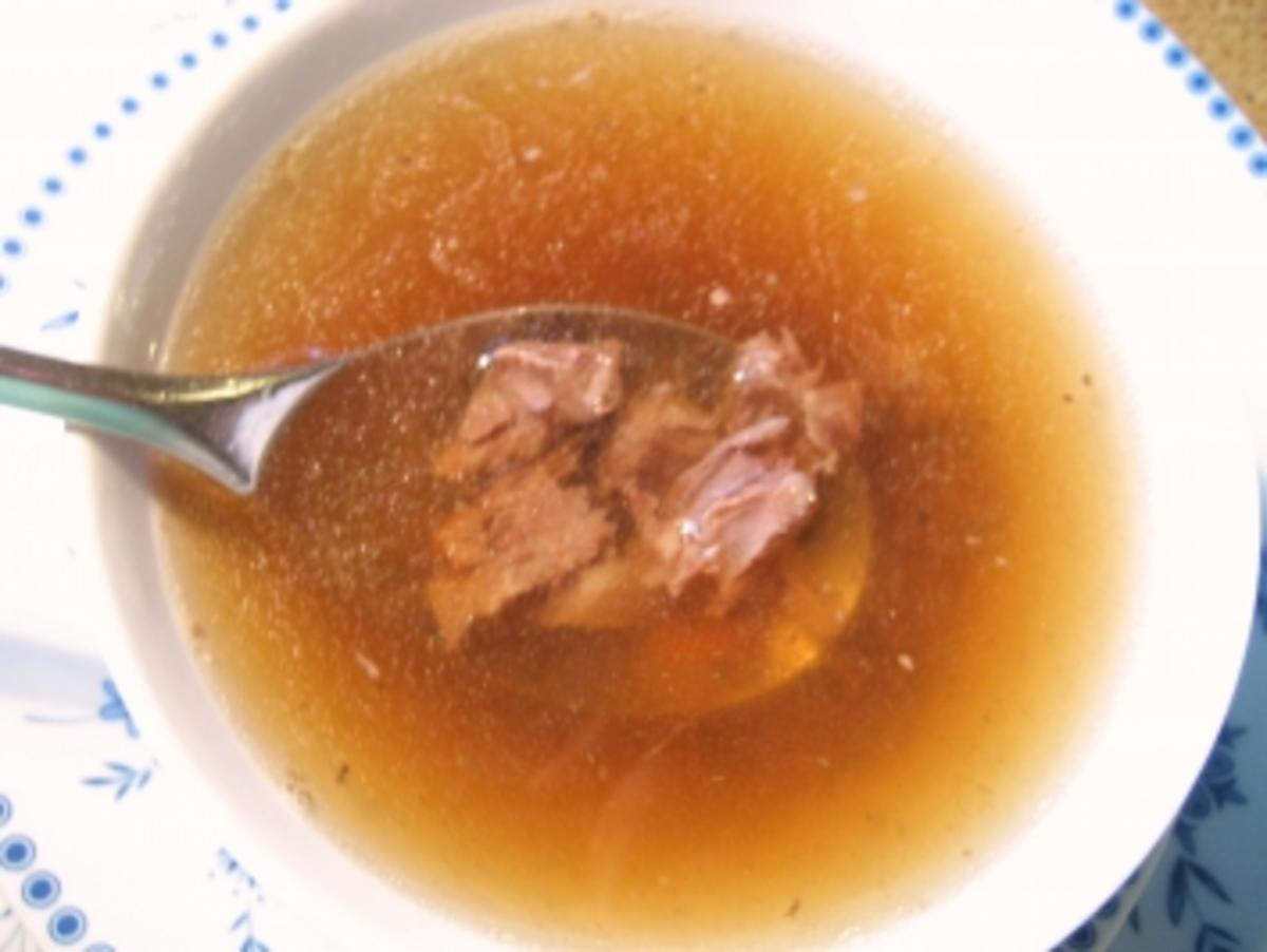 Klare Ochsenschwanz-Suppe mit Madeira... - Rezept
