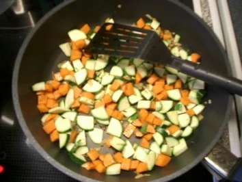 Rezept: a`schnelle Zucchini-Pfanne Bild Nr. 3 a`schnelle Zucchini-Pfanne - Rezept - Bild Nr. 3