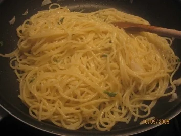 Rezept: Spaghetti aglio e olio - Spaghetti mit Knoblauch und ÖL Bild Nr. 11 Spaghetti aglio e olio - Spaghetti mit Knoblauch und ÖL - Rezept - Bild Nr. 11