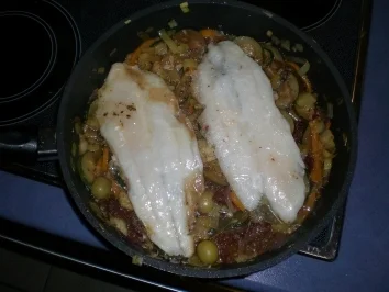 Rezept: Pangasius auf Gemüsebett mit Sonnengetrockneten Tomaten Pangasius auf Gemüsebett mit Sonnengetrockneten Tomaten - Rezept