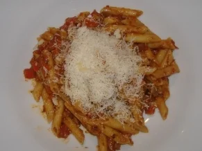 Penne Rigate mit Paprika-Tomaten-Sugo - Rezept