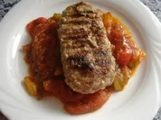 Hacksteak gefüllt auf lauwarmen Paprikasalat - Rezept