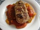 Hacksteak gefüllt auf lauwarmen Paprikasalat - Rezept